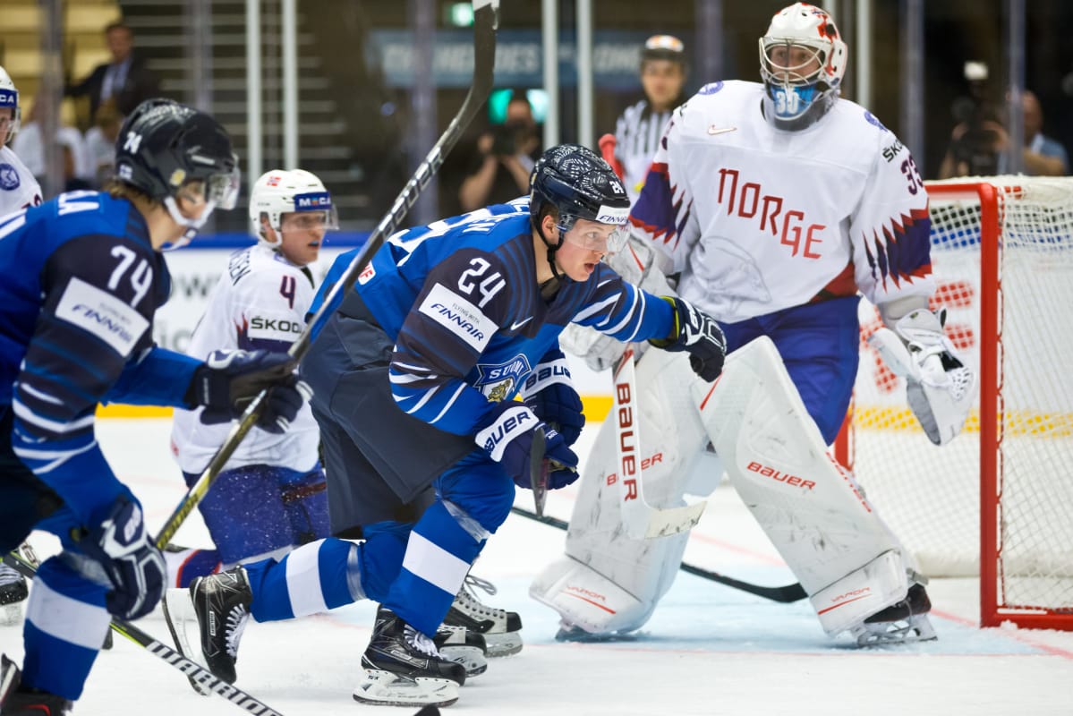 Kasperi Kapanen kiekon perässä MM-kaukalossa.