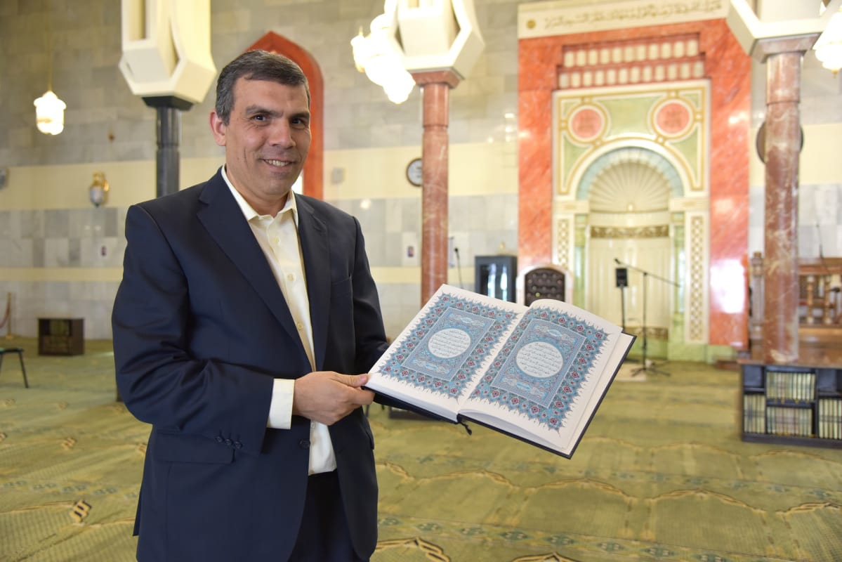El Mushtawi pitelee koraania suurmoskeijan salissa.