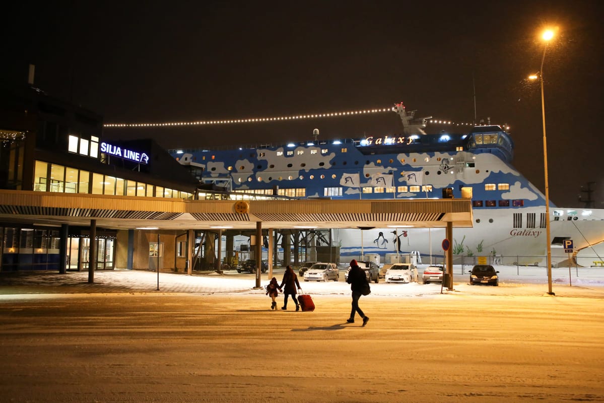 Matkustajat kiiruhtavat Tallink Siljan terminaaliin Turun satamassa.