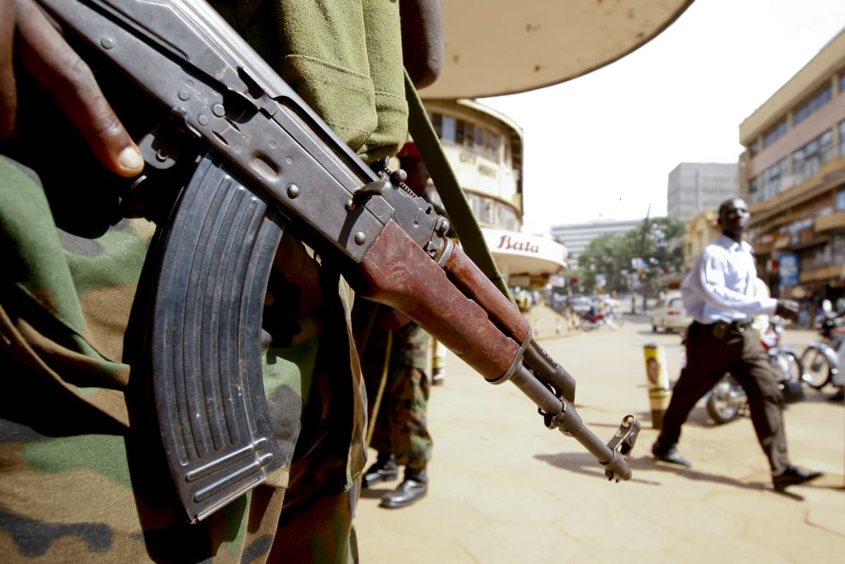 Ugandalainen poliisi ase kädessään Kampalassa