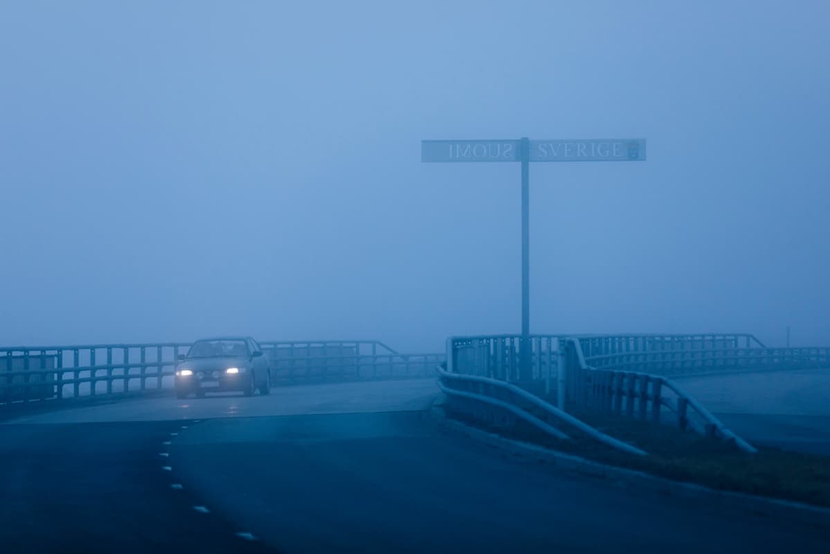 Auto ajaa Suomen ja Ruotsin rajalla.