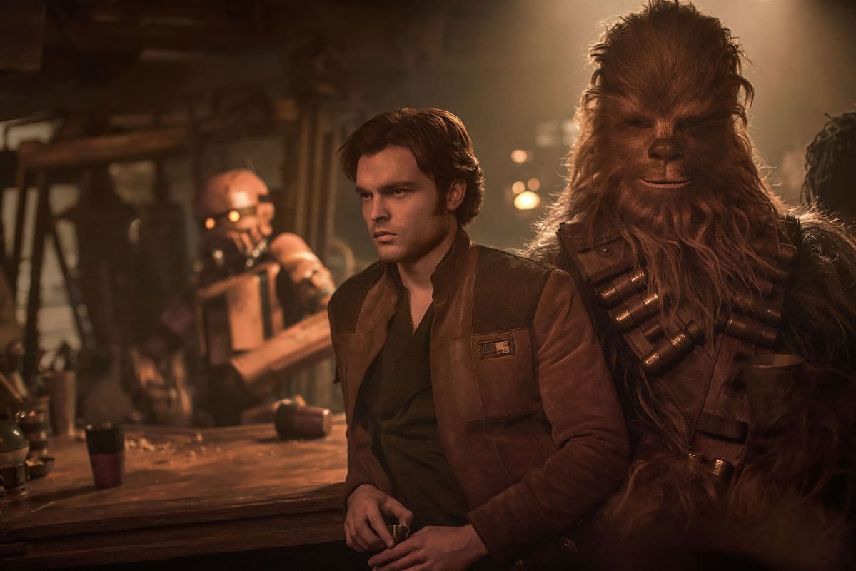Alden Ehrenreich esittää Han Soloa ja Joonas Suotamo on Chewbacca.