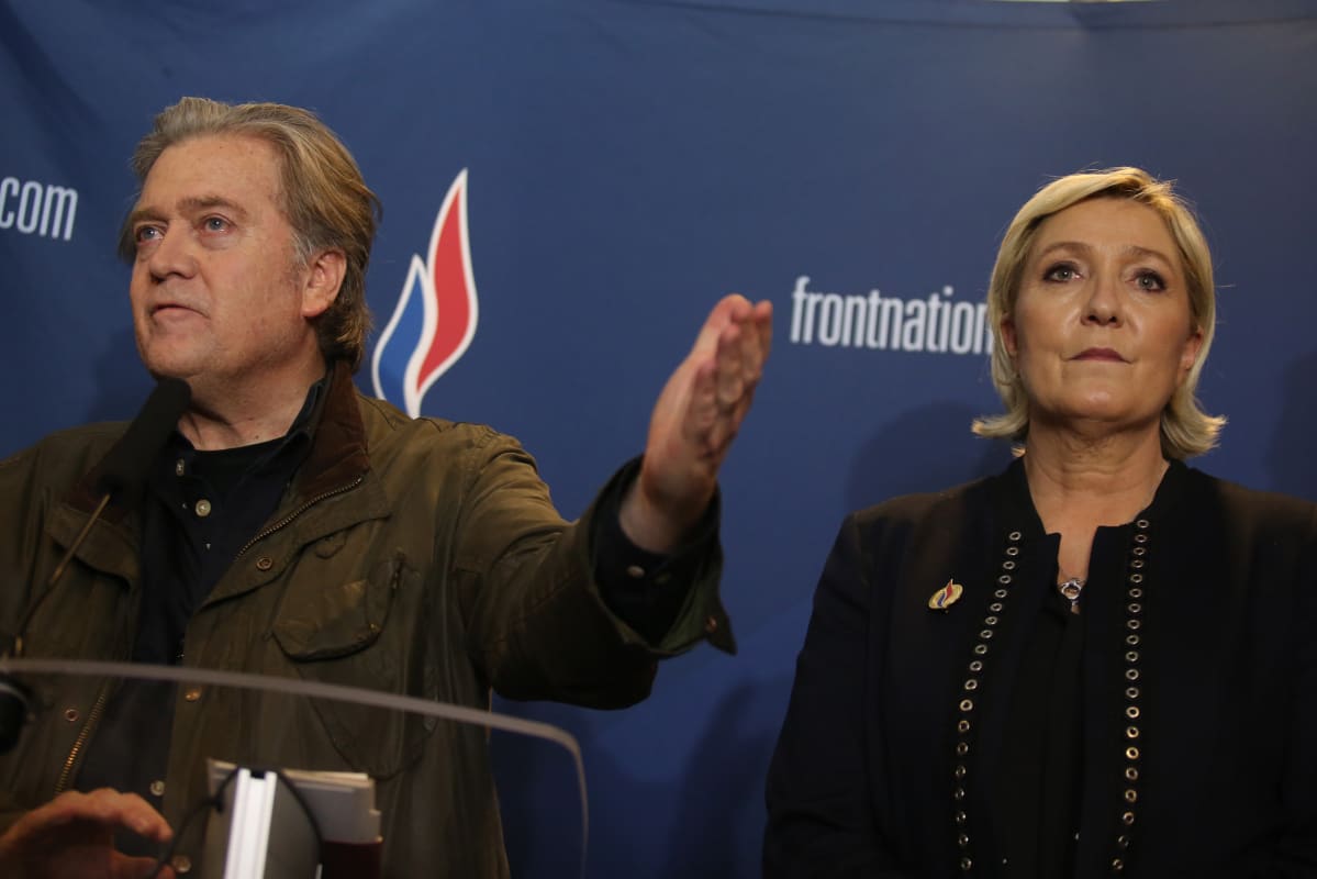 Steve Bannon tapasi Kansallisen liittouman puheenjohtajan Marine Le Penin maaliskuussa Ranskan Lillessä.