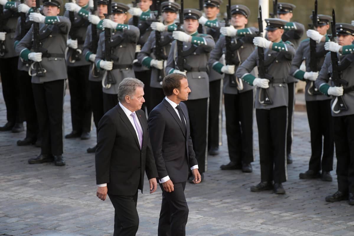 Sauli Niinistö ja Emmanuel Macron tarkastivat kunniavartioston.