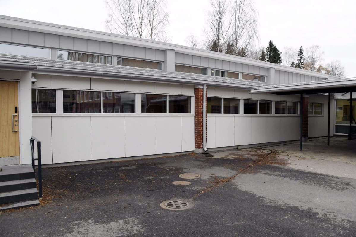 Helsingissä Oulunkylän ala-asteella havaittiin maanantaiaamuna, että yhden luokkahuoneen sisäkatto oli romahtanut. Koska katto romahti todennäköisesti viikonloppuna, luokkahuoneessa ei ollut lapsia tai opettajia. Oulunkylän ala-asteella tehtiin peruskorjaus hiljattain.