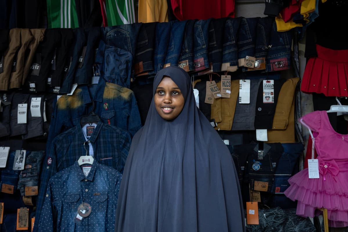 Muna Musa auttaa äitiään vaatemyynnissä Eastleighssä Nairobissa.