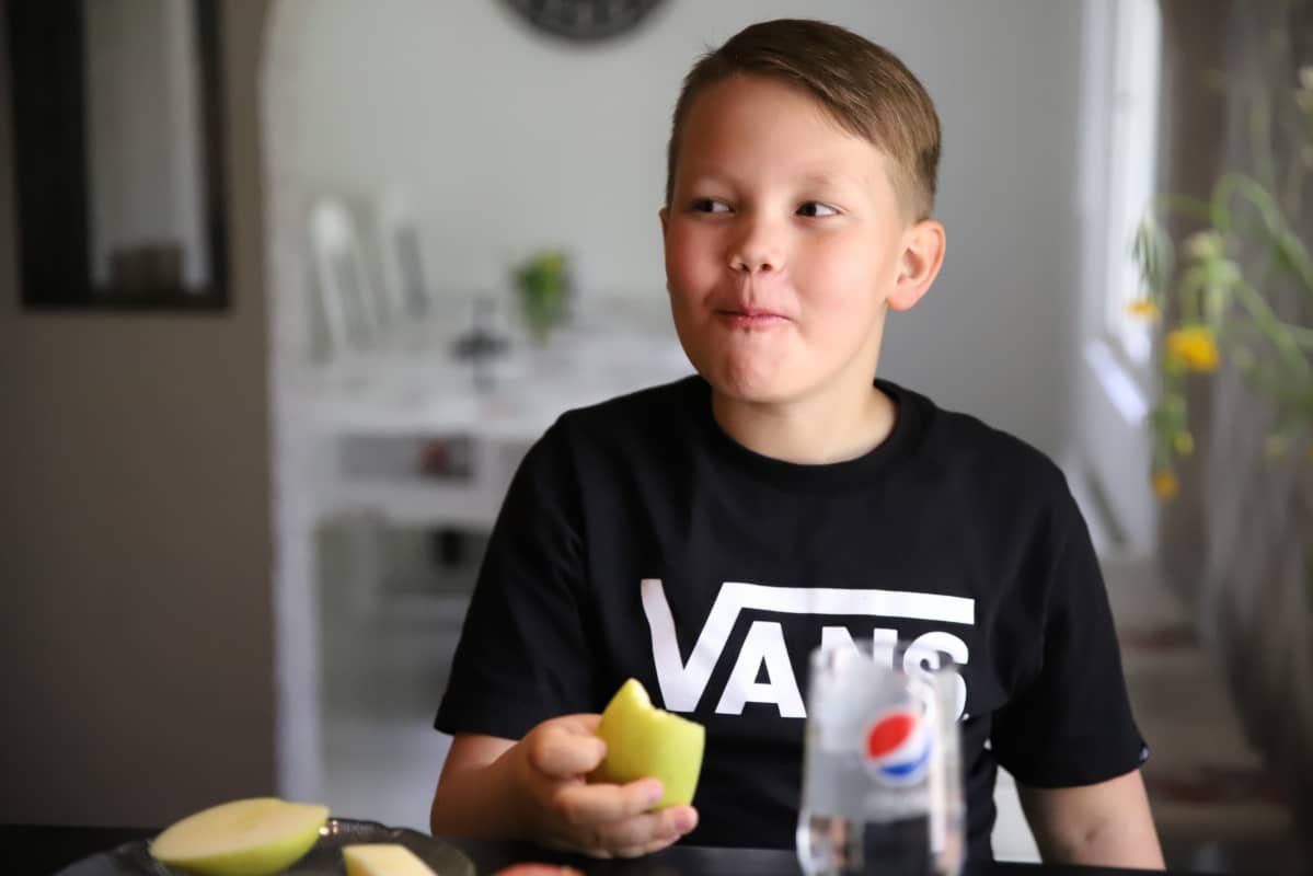 Milo Laine syö omenaa.