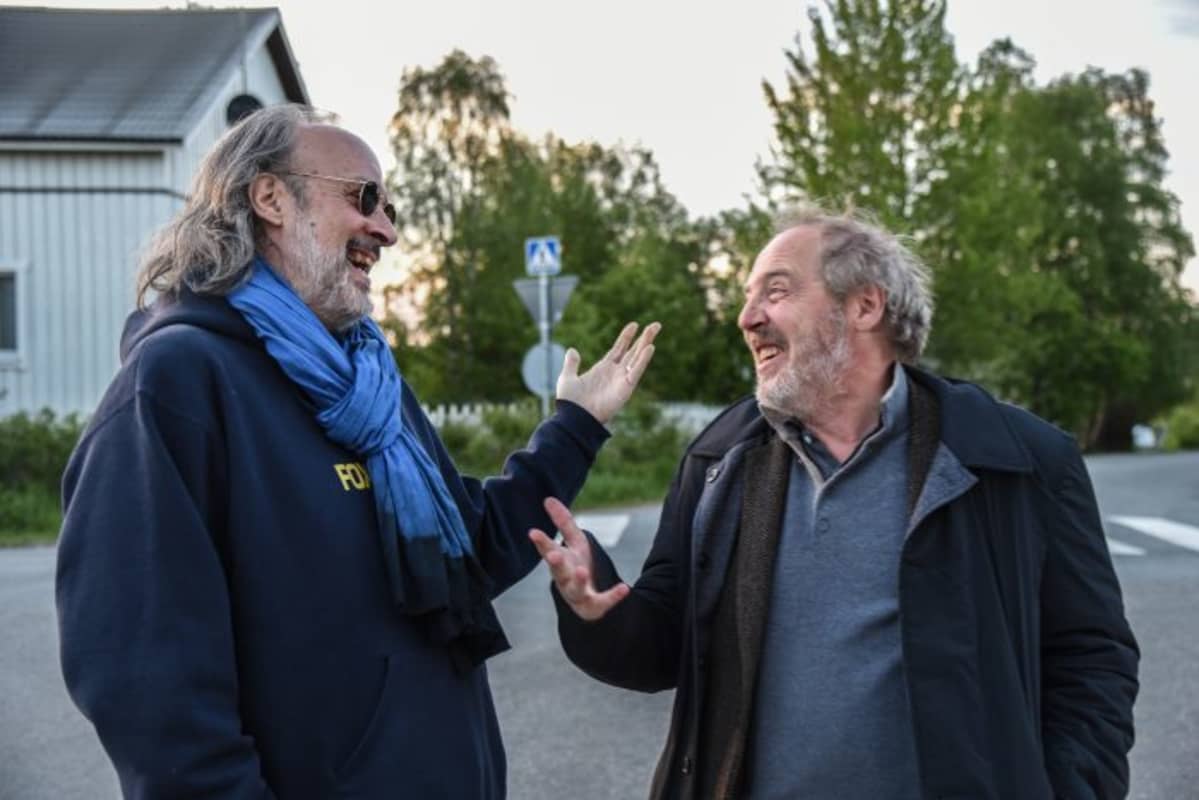 Kent Jones ranskalaisen ohjaajan, Arnaud Desplechinin kanssa elokuvateatteri Lapinsuun edustalla.