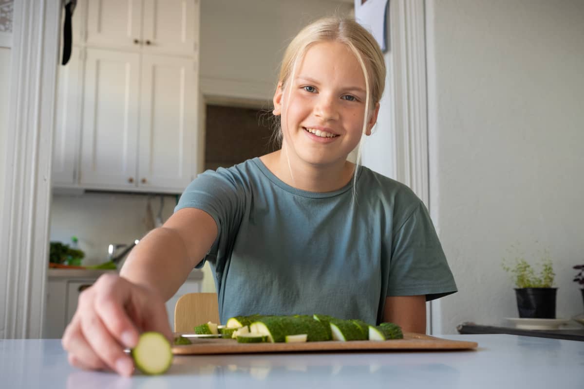 Minttu Laine ruokapöydässä.