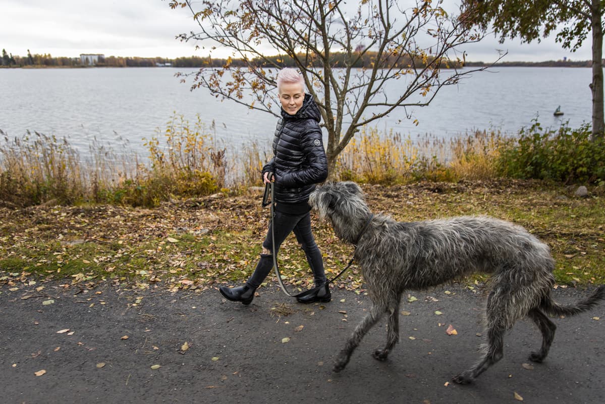 Martta Tervonen kävelyllä meren rannassa Seppo-Koiran kanssa.