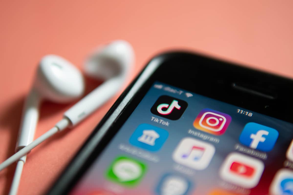 Älypuhelin ja Tiktok -sovellus