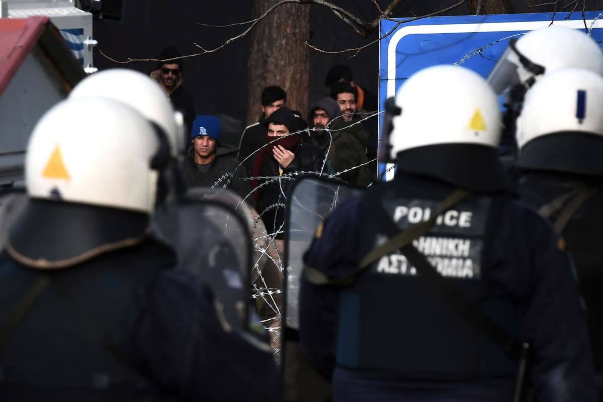 Siirtolaisia Kreikan rajalla.
