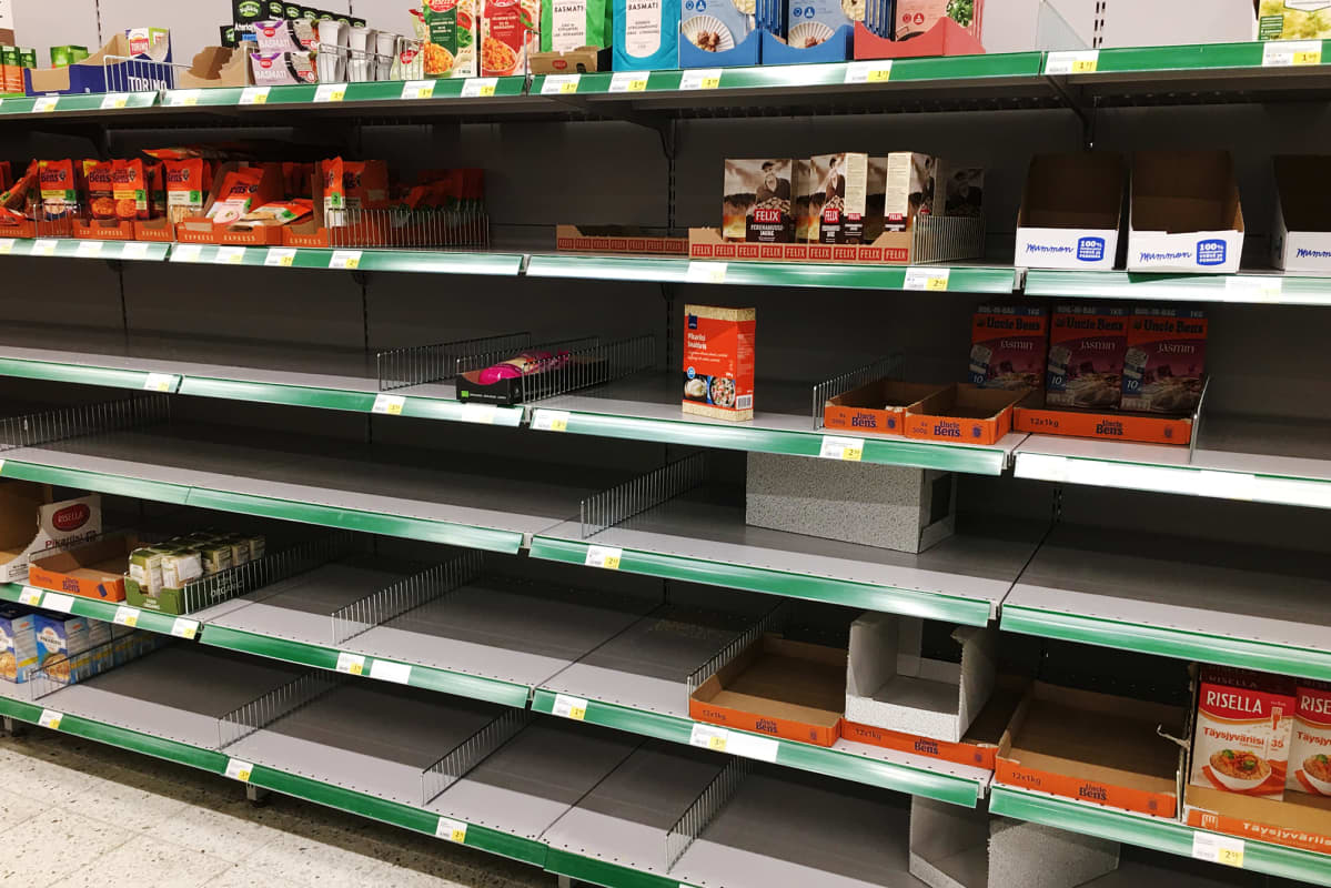 Kuvassa on tyhjähköjä kuiva-ainehyllyjä.