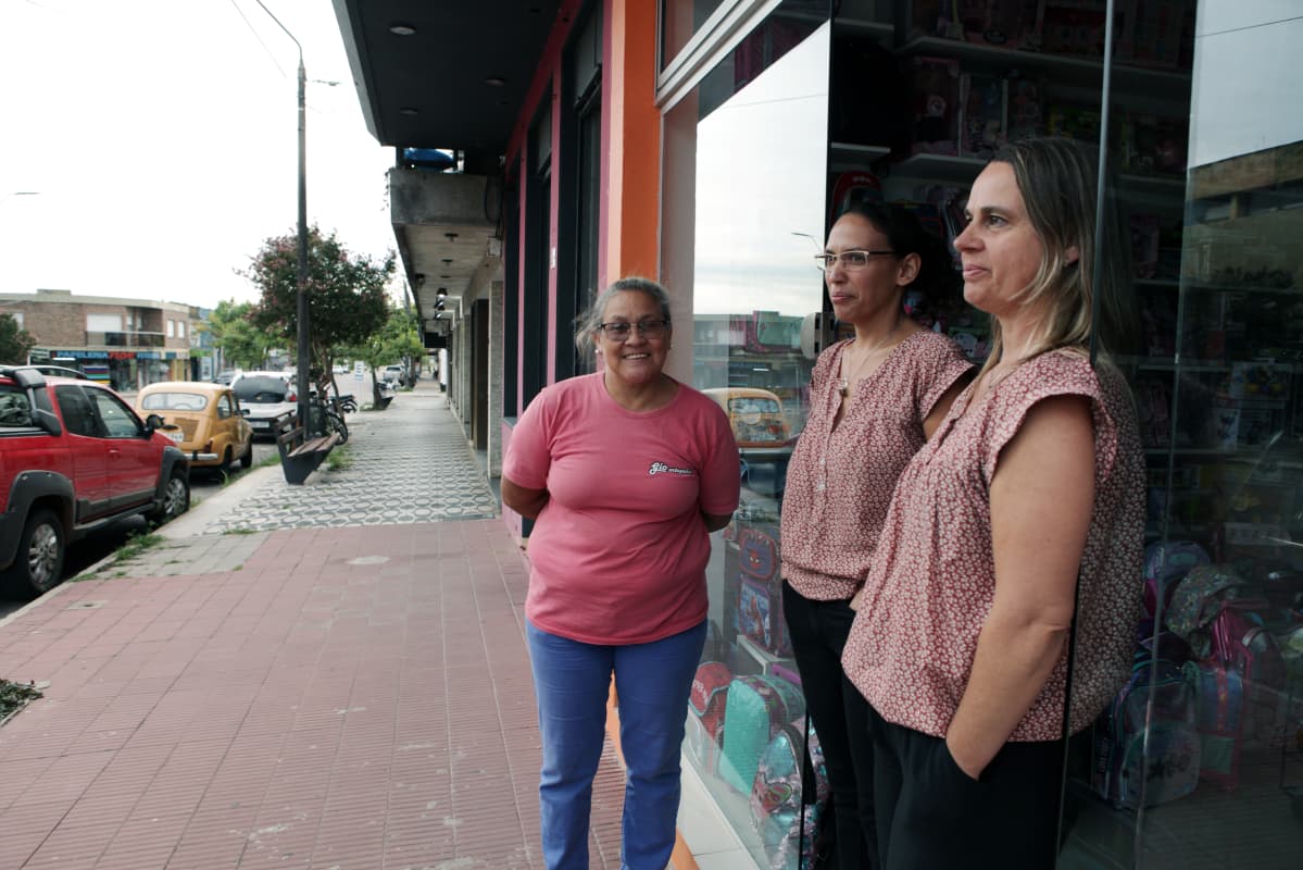 Paso de los Torosin asukkaita kaupan edustalla