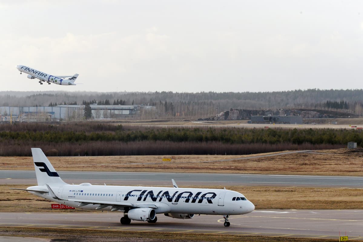 Finnairin lentokoneita Helsinki-Vantaan lentokentällä Vantaalla 12. maaliskuuta 2020.