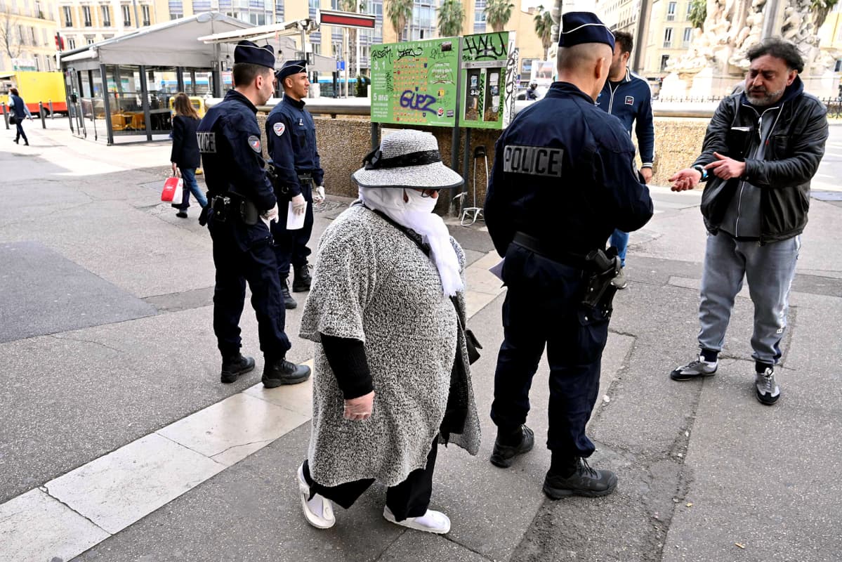 Ranskalaiset poliisit partioivat ja valvovat ulkonaliikkumiskieltoa Marseillessa.