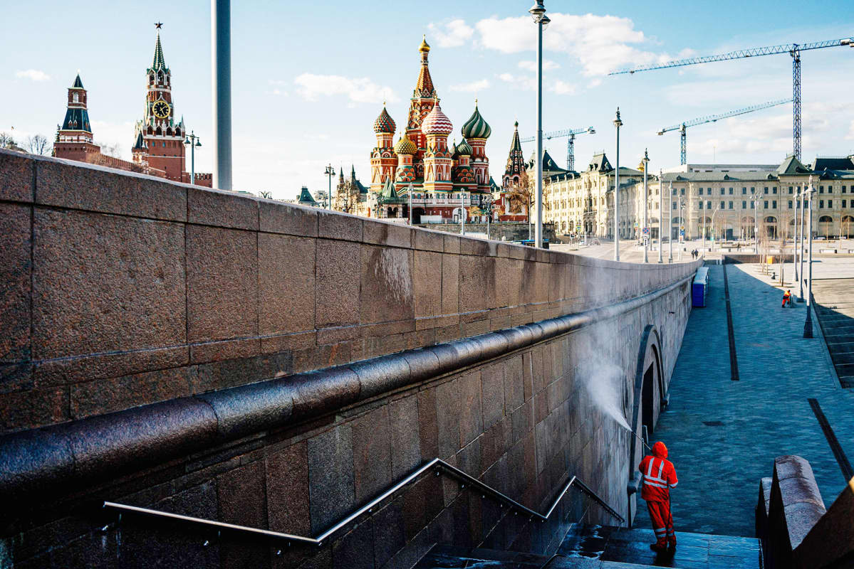 Työntekijä desinfioi siltaa Kremlin läheisyydessä Moskovassa.