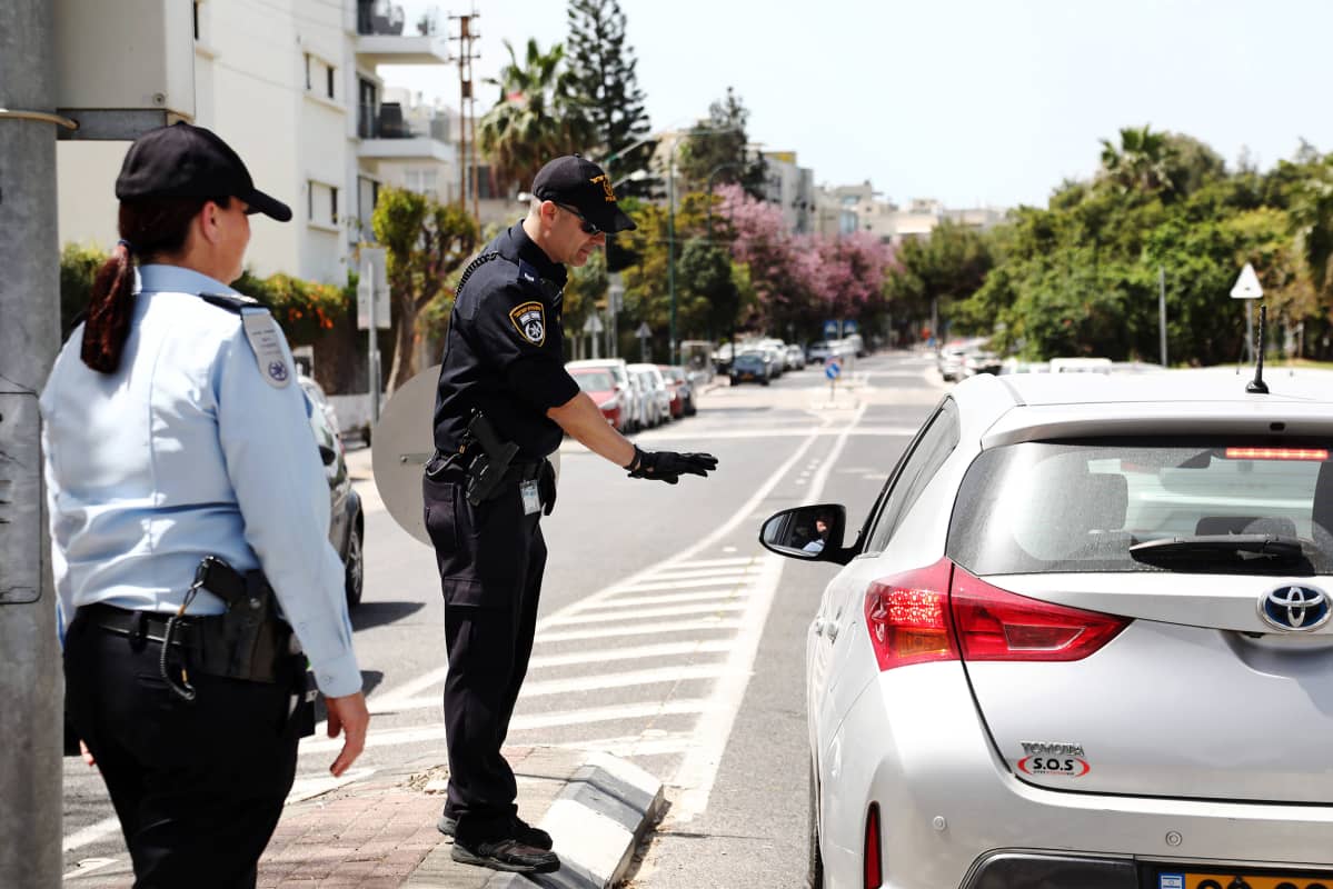 Kuvassa on israelilainen poliisi ja auto.