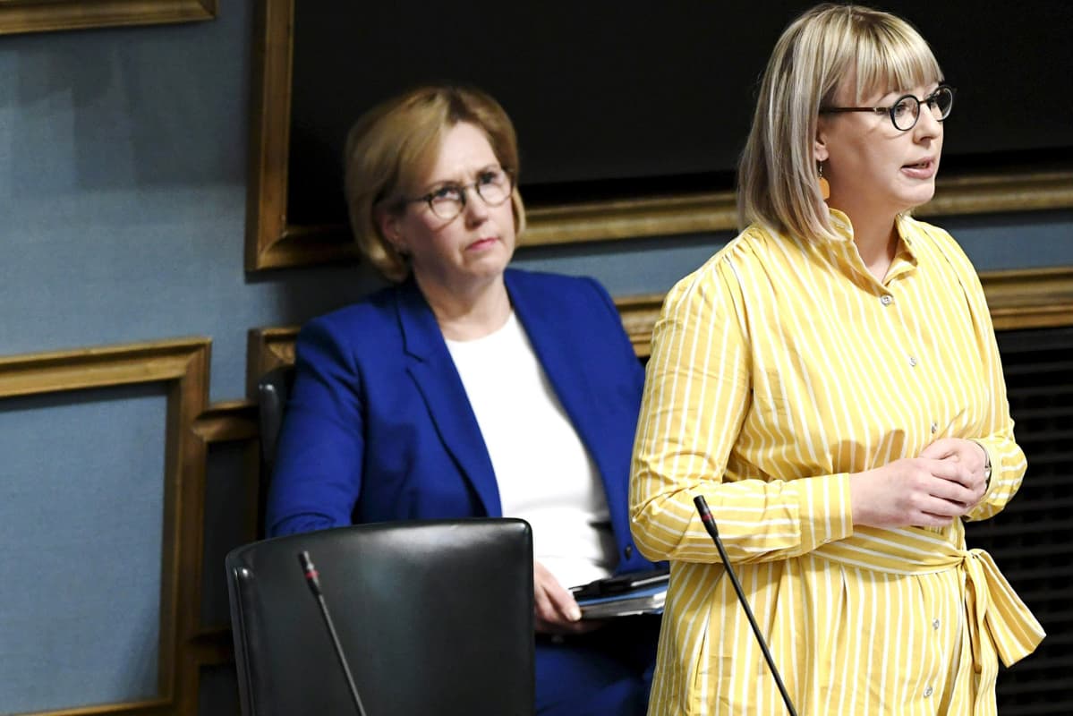 Tuula Haatainen ja Aino-Kaisa Pekonen kuvattiin eduskunnan suullisella kyselytunnilla 23. huhtikuuta.