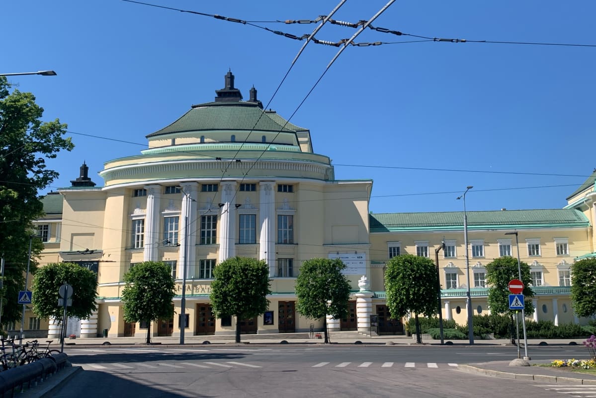 Estonia-teatteri on Tallinnassa sijaitseva teatterirakennus, joka toimivat sekä Viron kansallisooppera Estonia että Viron valtion sinfoniaorkesteri.
