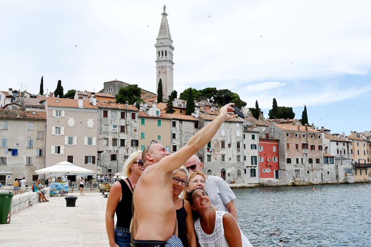 Turisteja Kroatian Rovinissa.