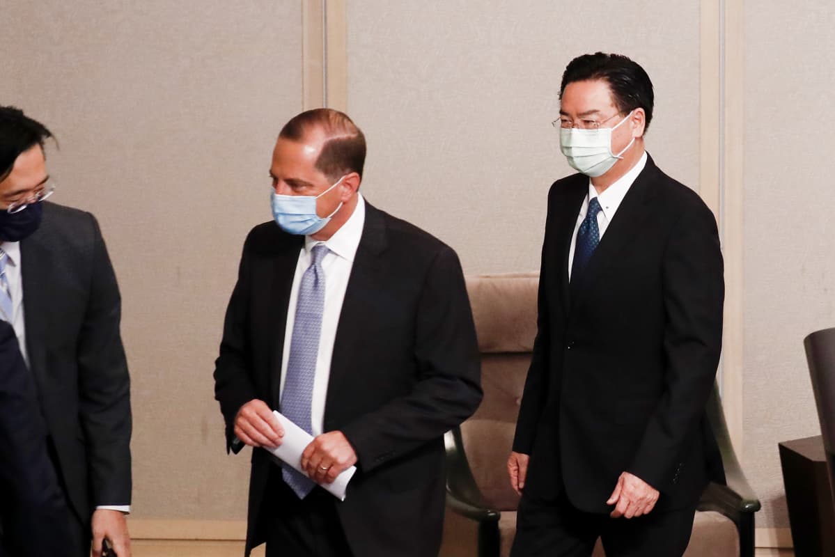 USA:n terveysministeri Alex Azar ja Taiwanin ulkoministeri Joseph Wu poistuvat tapaamisesta maskit kasvoillaan.