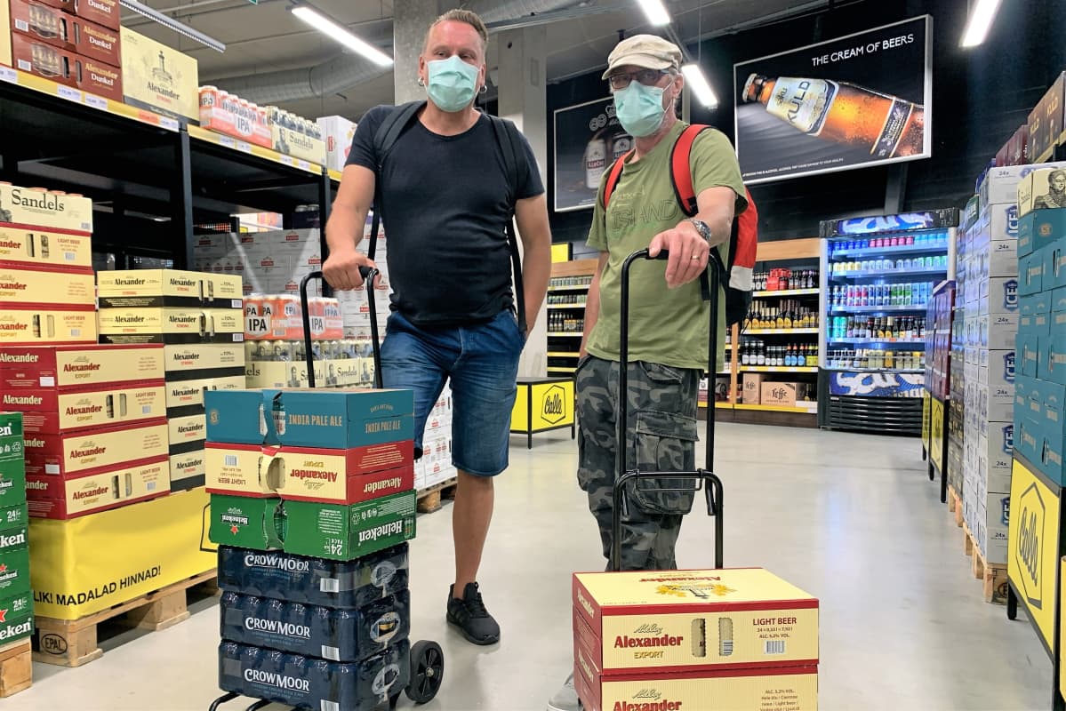 Miikka Riikonen Helsingistä ja Juha Tunttunen Tuusulasta ostivat Tallinnasta kotiin viemisiksi olutta ja siideriä. Heidän mielestään juomien hinnat ovat Virossa niin paljon halvempia kuin Suomessa, että niiden kuljettaminen meren yli on vaivan arvoista.
