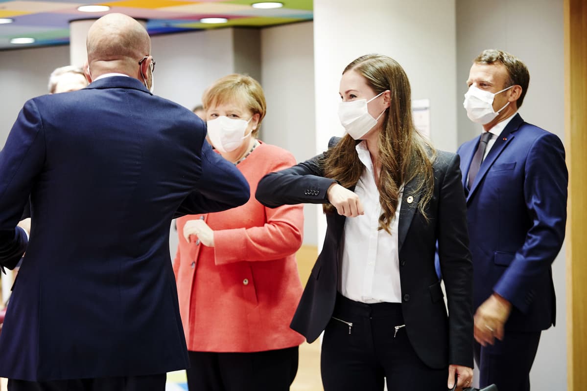 Sanna Marin Euroopan neuvostossa, oikealta Charles Michel, Angela Merkel, Sanna Marin ja Emmanuel Macron 17. heinäkuuta.