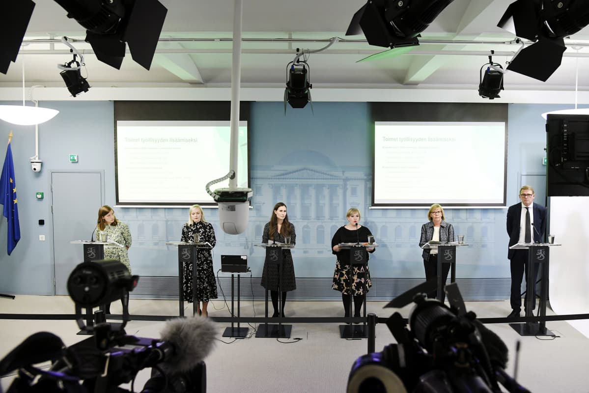 Opetusministeri Li Andersson, sisäministeri Maria Ohisalo, pääministeri Sanna Marin, tiede- ja kulttuuriministeri Annika Saarikko ja oikeusministeri Anna-Maja Henriksson hallituksen talousarvioneuvottelujen tiedotustilaisuudessa.