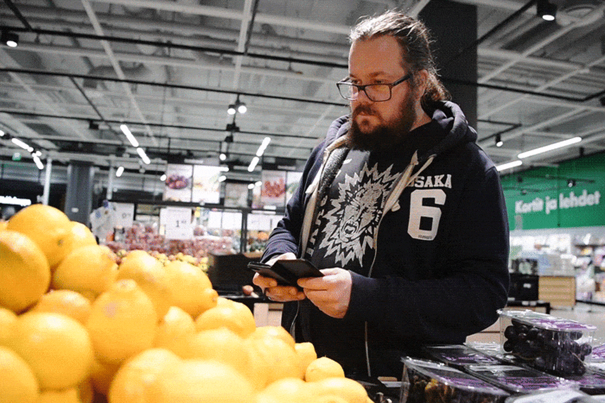 Gif-animaatiossa Mikko Lehtonen ottaa kuvan.