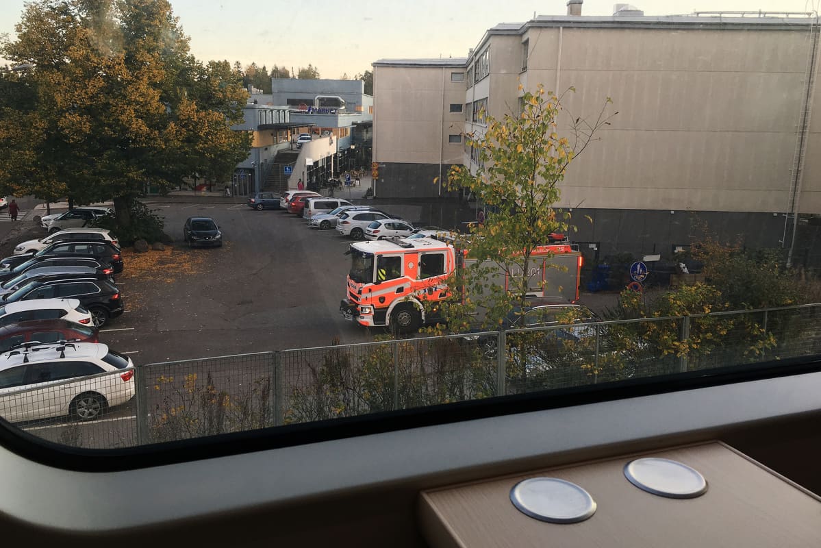 Kuvassa on onnettomuuspaikka Kauniaisissa junaradalla.