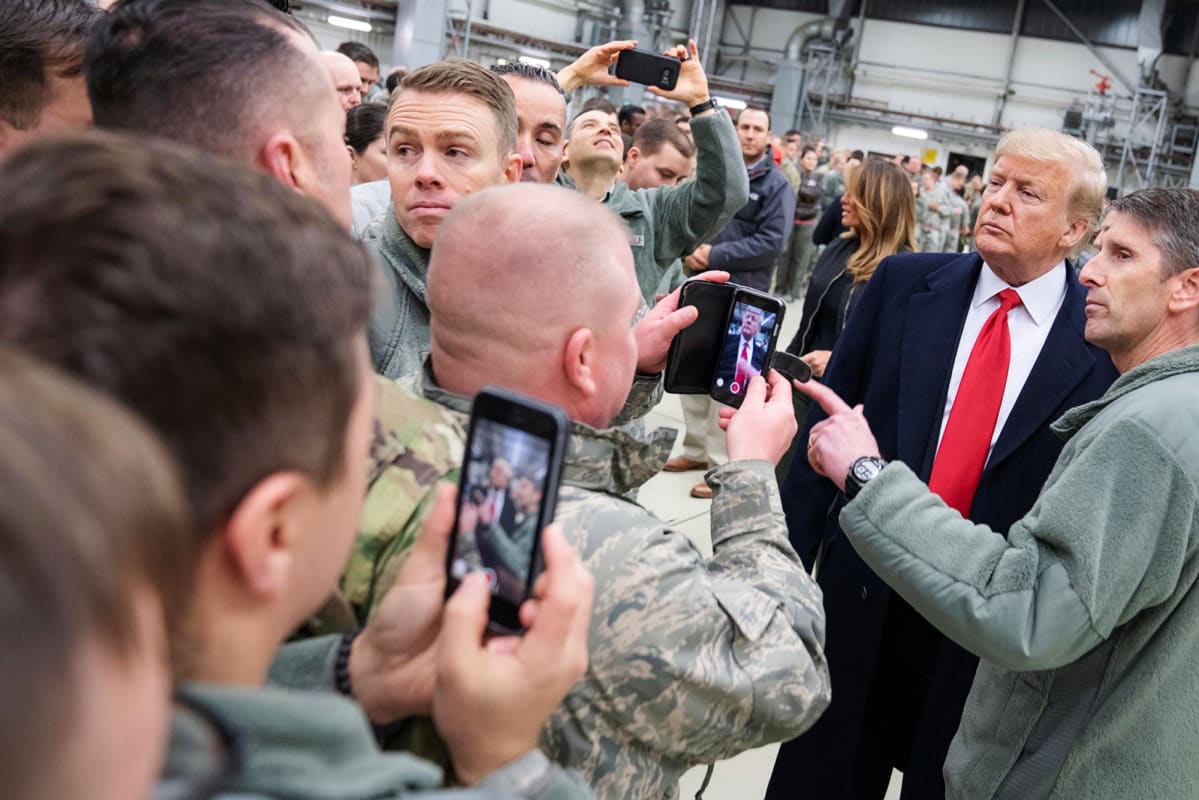 Kuvassa on Donald Trump ja amerikkalaisia sotilaita.