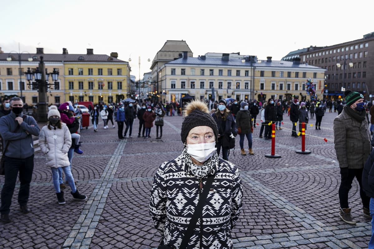 Helsingin jouluavausta 2020 vietettiin Senaatintorilla sunnuntaina aurinkoisessa säässä.