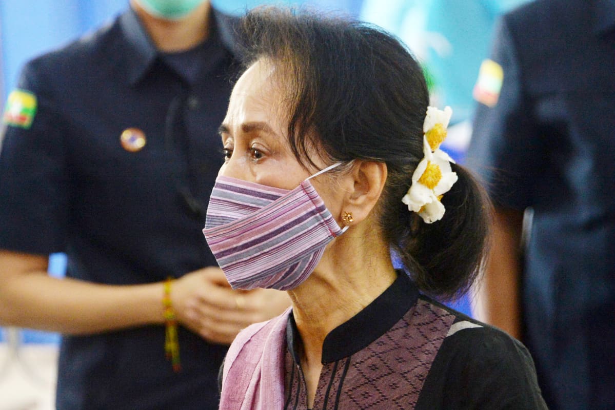 Kasvomaskiin pukeutunut Aung San Suu Kyi.