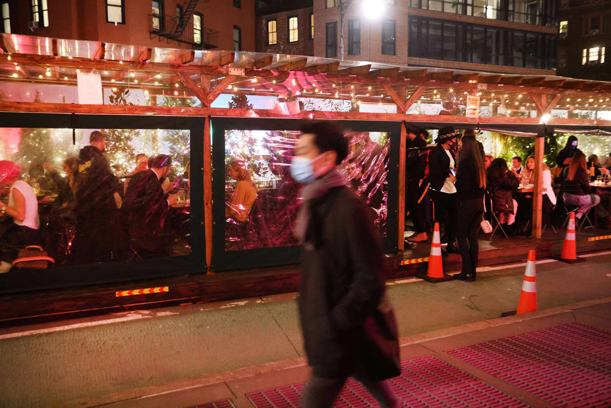 Ihmiset söivät ulkona New Yorkissa 24. helmikuuta.
