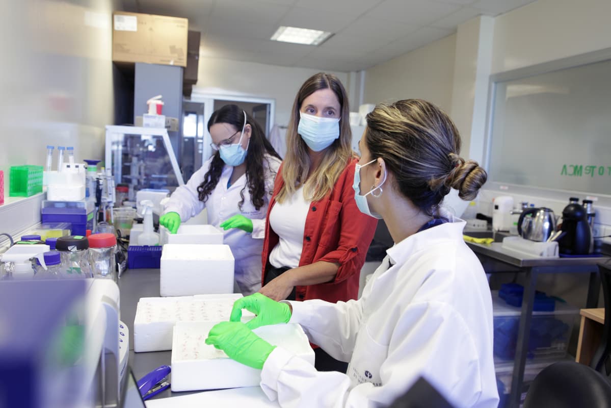 Virologi Pilar Moreno (kesk.) jutteli Paula Perbolianachisin (vas.) ja Mercedes Pazin kanssa Pasteur-instituutin laboratoriossa Montevideossa.