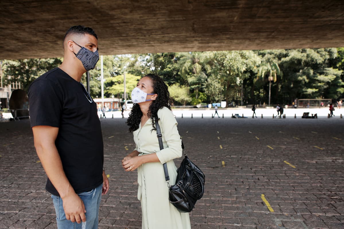 Thiago Marques ja Michele Santos juttelevat Sao Paulon kadulla.