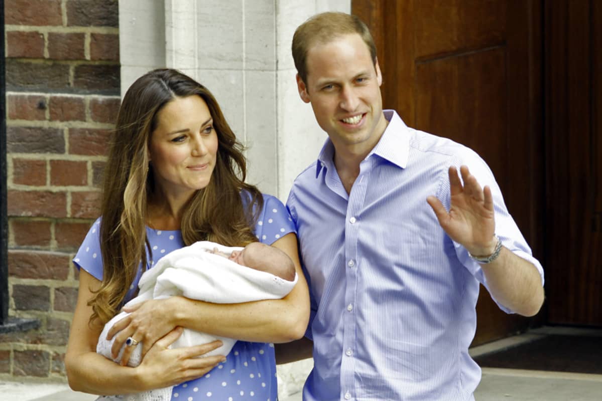 Prinssi William ja Cambridgen herttuatar Catherine esittelivät esikoispoikansa julkisuudessa tiistaina Lontoossa.