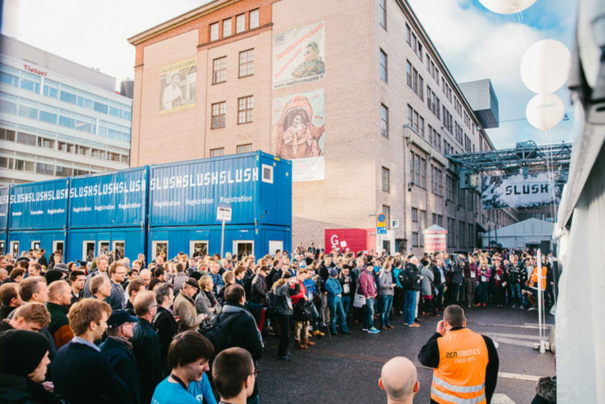 Viime vuonna Slush järjestettiin Helsingin Kaapelitehtaalla. Tämän vuoden tapahtuma on järjestyksessään seitsemäs, ja tällä kertaa paikkana on Messukeskus.