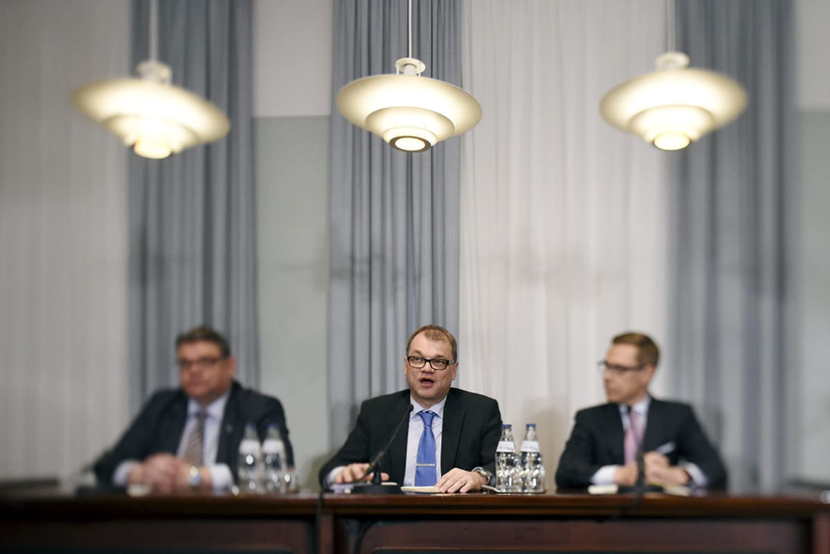 Perussuomalaisten puheenjohtaja Timo Soini (vas.), hallitusneuvottelujen vetäjä, keskustan puheenjohtaja Juha Sipilä ja kokoomuksen puheenjohtaja Alexander Stubb hallitusneuvottelujen tiedotustilaisuudessa valtioneuvoston juhlahuoneistossa Helsingissä 12. toukokuuta
