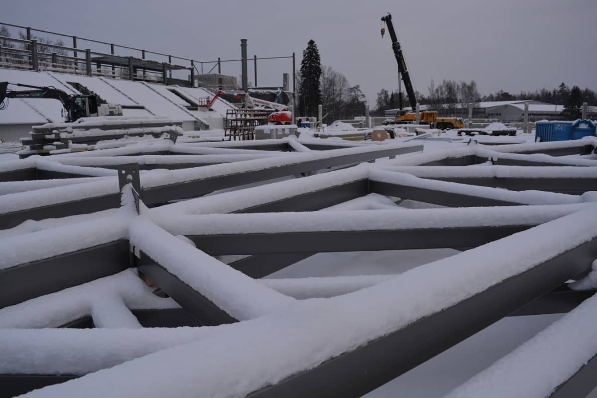 Vaasan jalkapallosstadionin päärakennuksen ristikkoelementtejä.