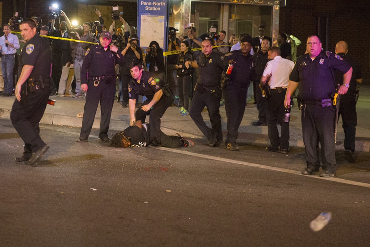 poliiseja ja pidätetty baltimoressa usassa