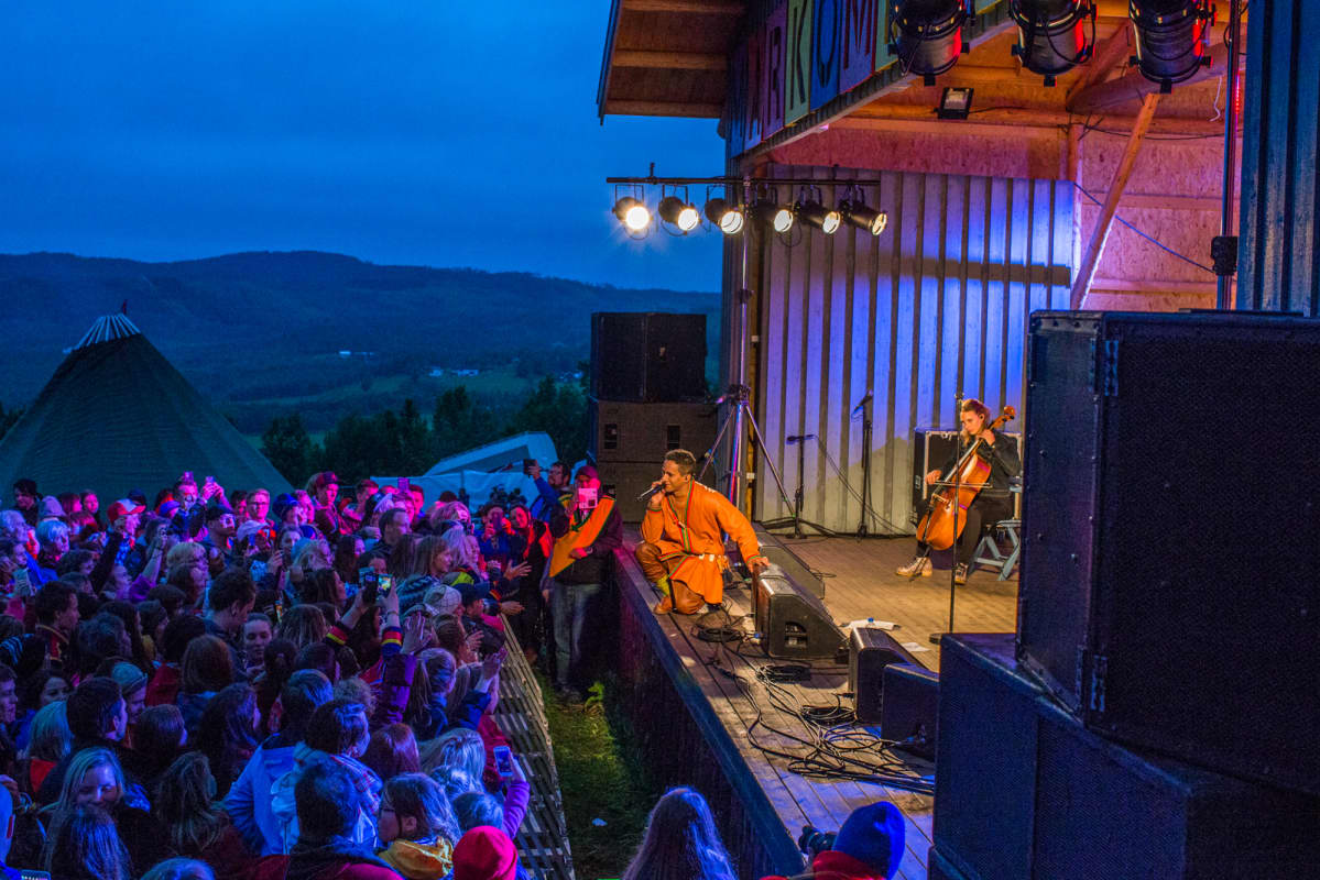 Jon Henrik Fjällgren lávddi alde Márkomeannu festiválas.