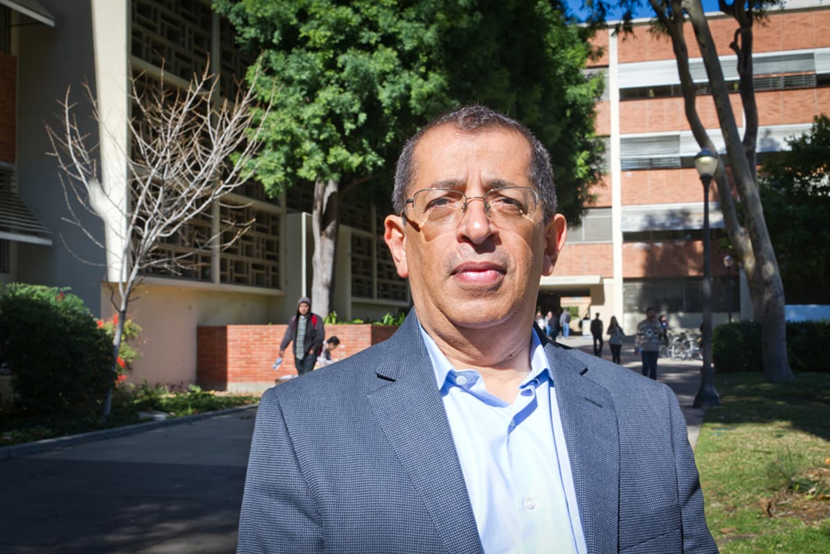 Kemian ja biomolekylian insinöörialan professori Yoram Cohen.