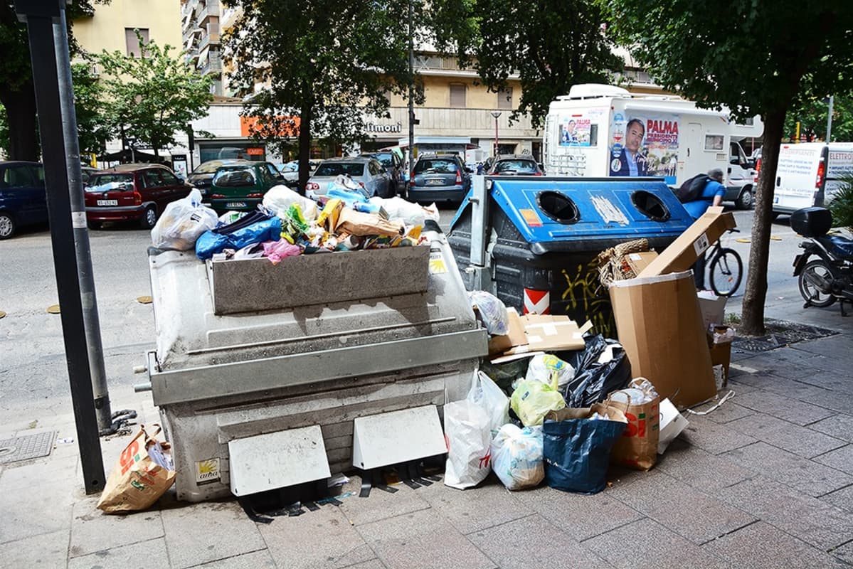 Täysiä jäteastioita kadulla Roomassa.