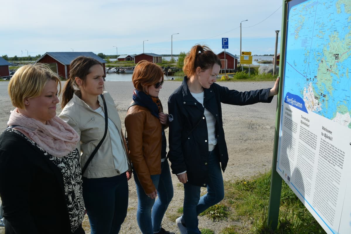 Vaelluspolku näkötornille lähtee Svedjehamnin satamasta.