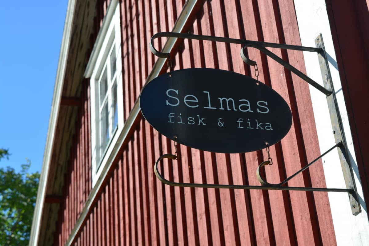 bergössä kesäkahvilan kyltti