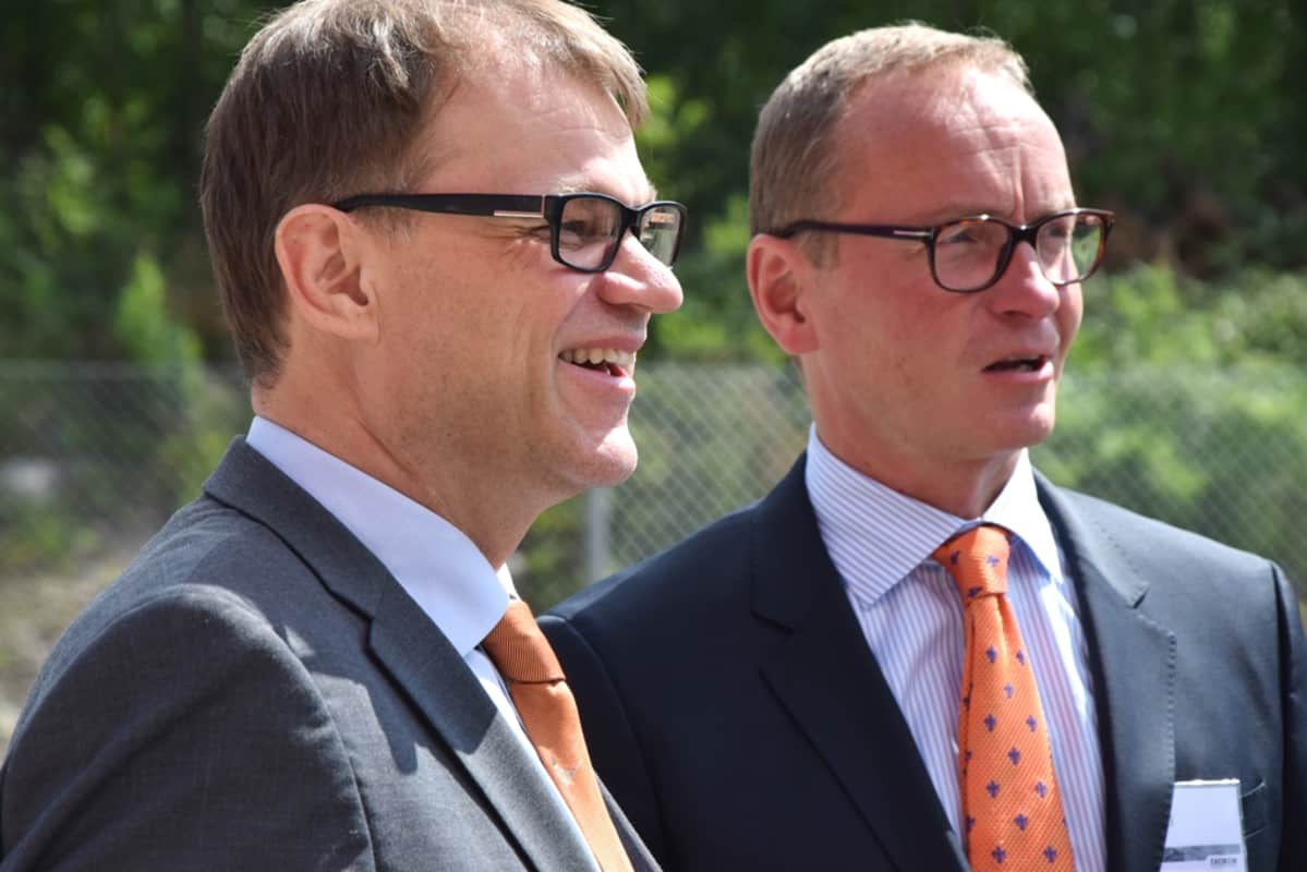 Pääministeri ja Ekokemin toimitusjohtaja lähikuvassa