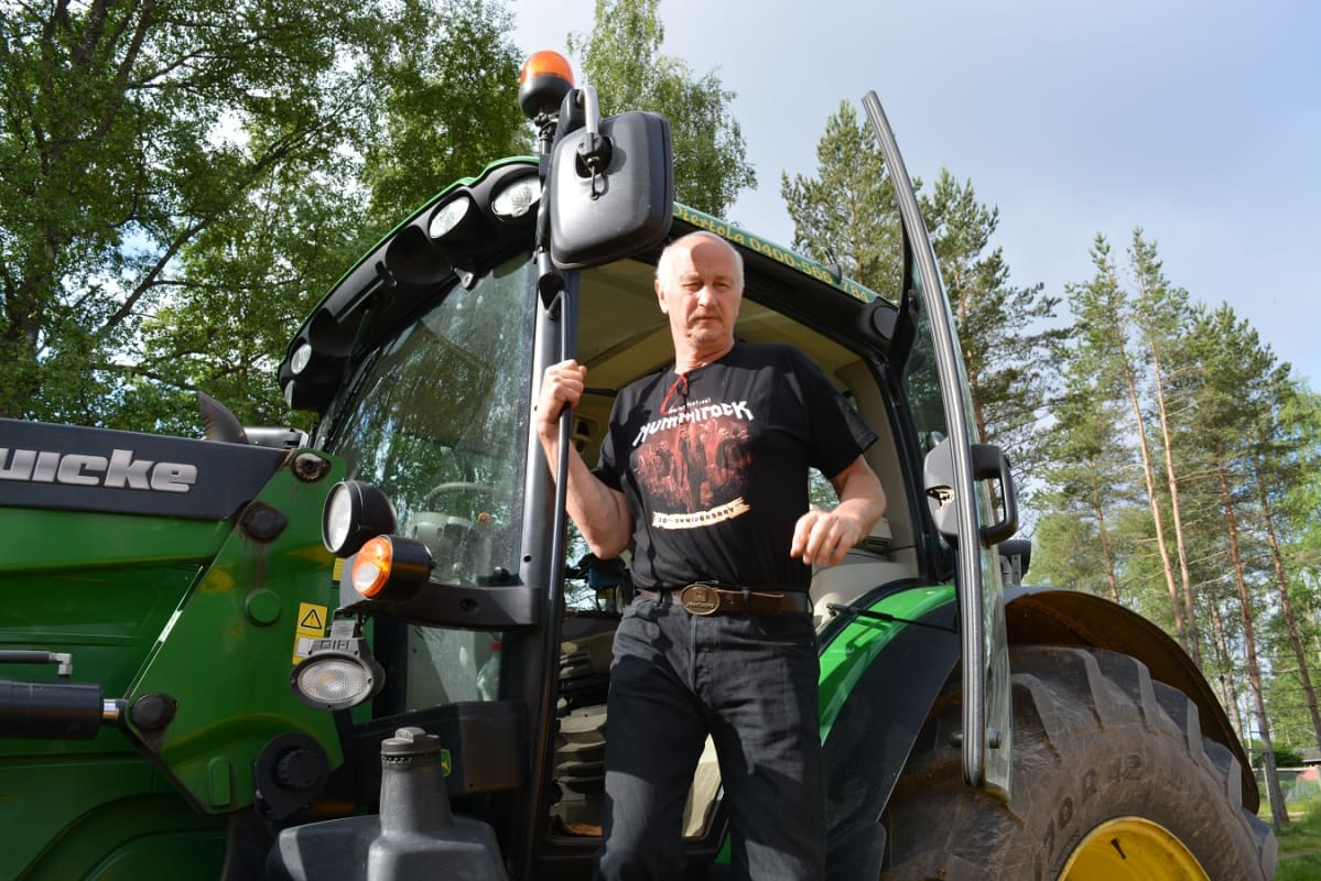 Hannu Viertola tulee ulos traktorista.
