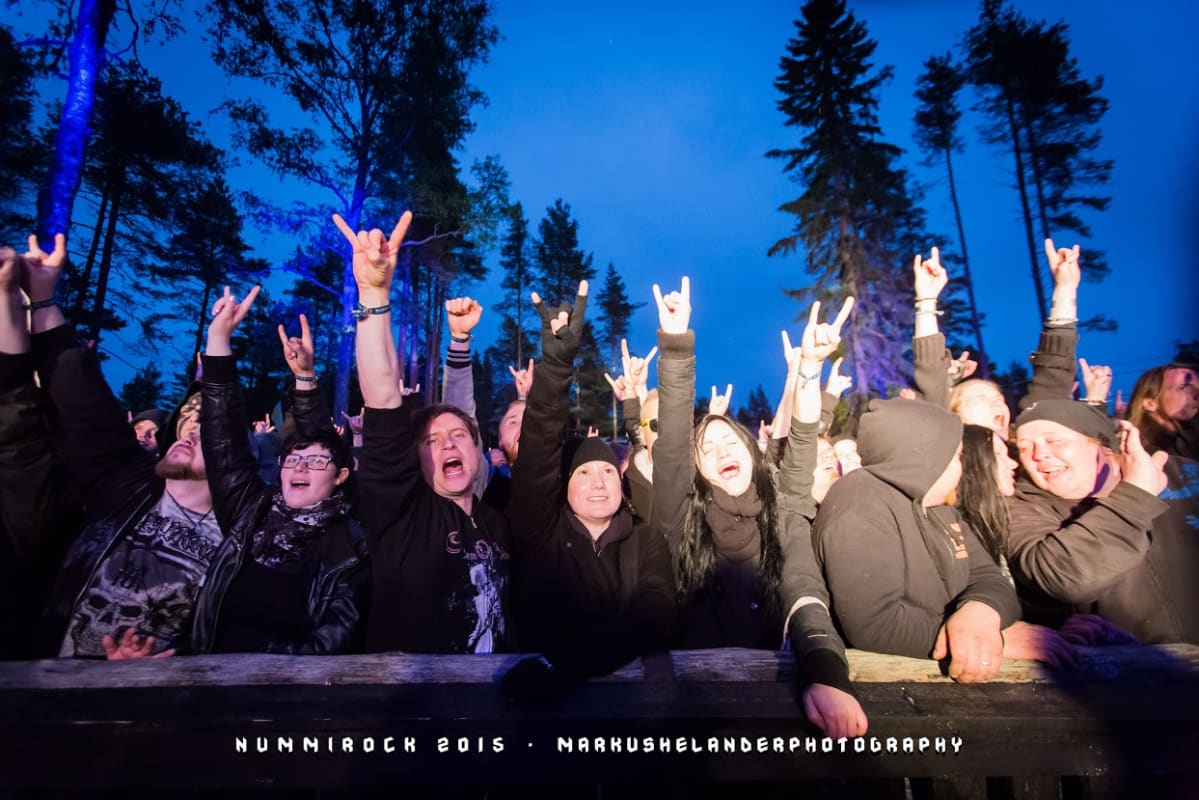 yleisöä Nummirockissa
